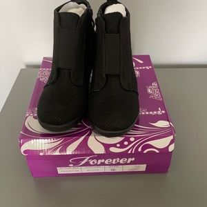 Women’s black wedged bootie size 5.5 brand new!